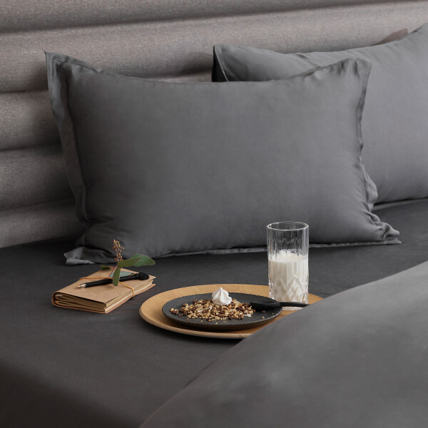 HOME by Tempur Room Set Pillow w Tray Glass Milk Plate Diary Anthracite angled right 04 0148 kuva