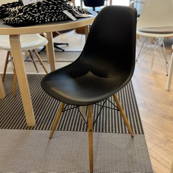 Outlet Vitra EAMES DSW tuoli musta vaahtera kuva